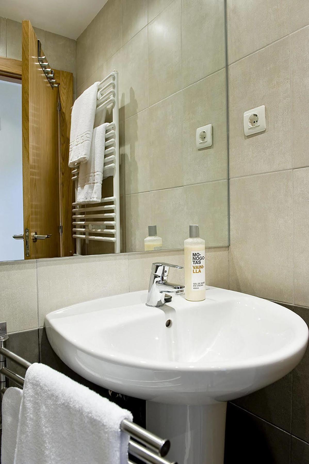 Apartamentos Turisticos Los Zapatos Morados อาโร ภายนอก รูปภาพ